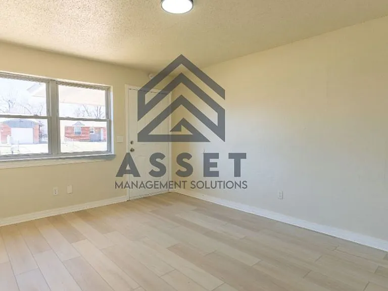 1216 McGregor Dr — Photo 6