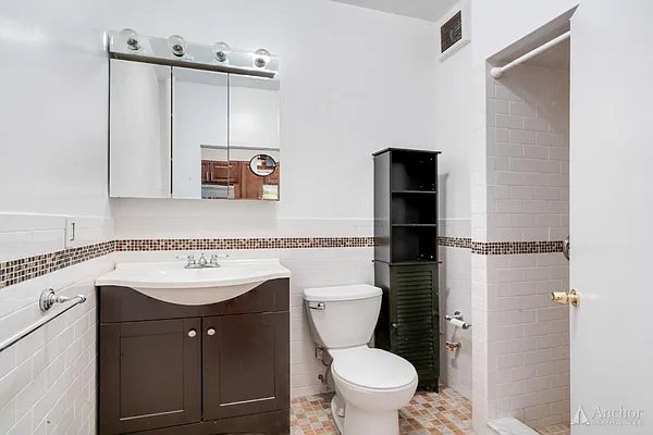Rented by Anchor Associates | media 11