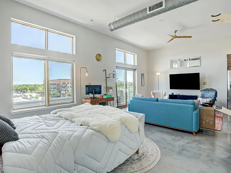 2124 E 6th St #412 — Photo 9