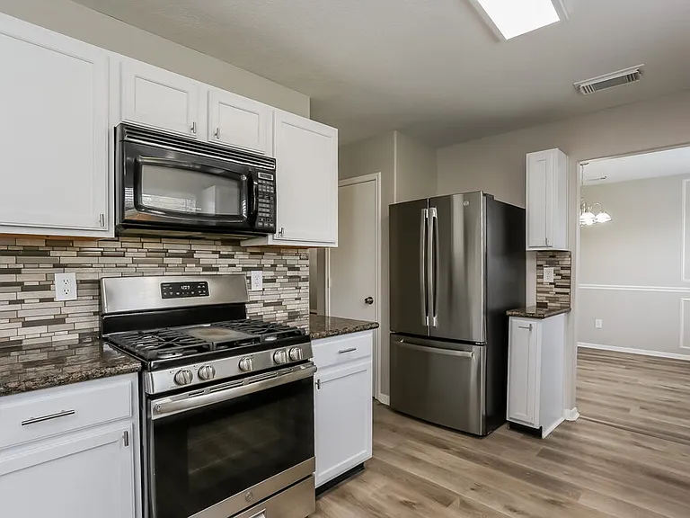 2431 Fox River Ln — Photo 9