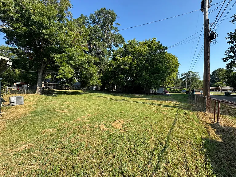 212 Crestview St — Photo 9
