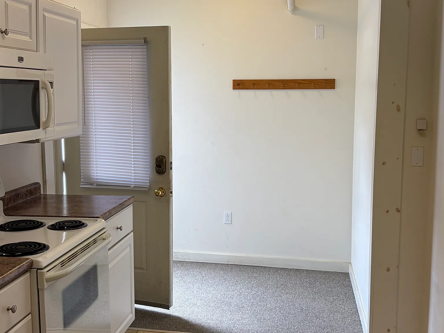1 bed, 1050 sqft, $1,150 — Photo 3