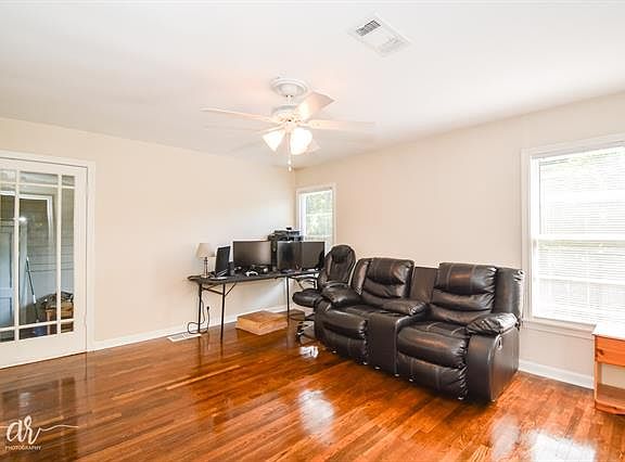 3rd image of 4066 Stratford St