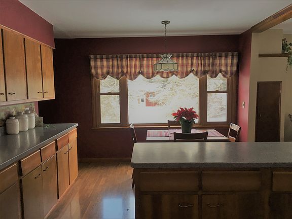 Eat-in kitchen
