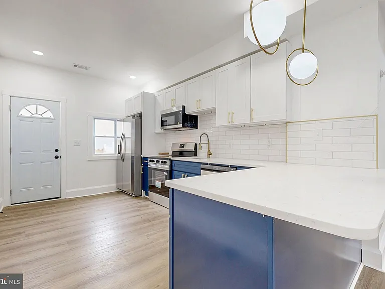 2320 W Lexington St — Photo 9