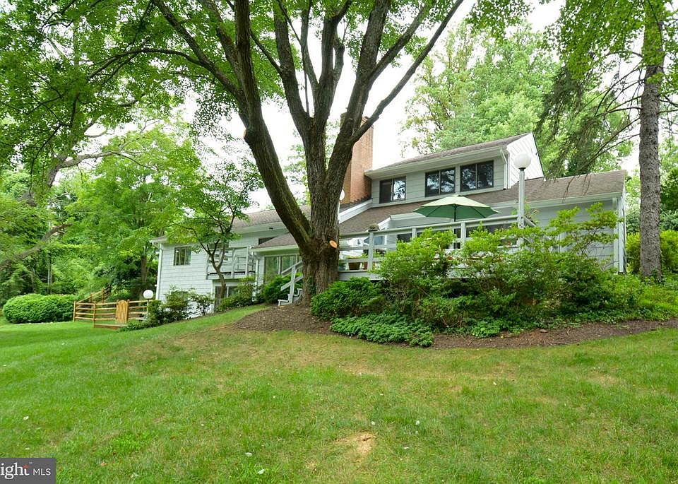 1st image of 829 Dolley Madison Blvd