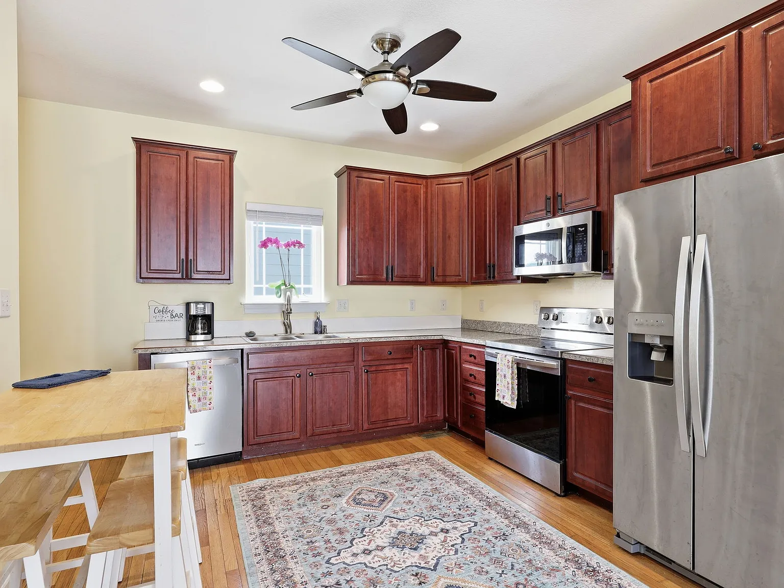 4 bed, 3.5 bath, 2376 sqft, $2,700 — Photo 4