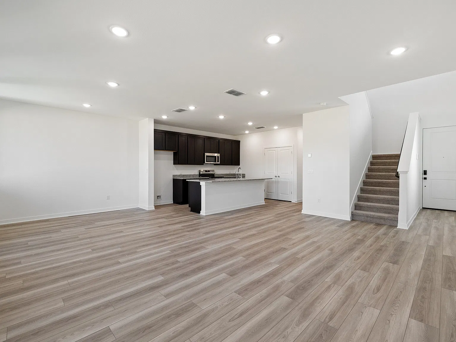 4 bed, 3.5 bath, 2018 sqft, $2,200 — Photo 3