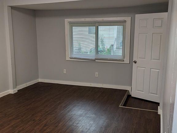 2nd image of 924 W Ionia St APT 3