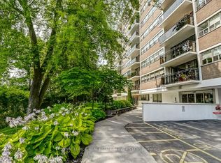 212 Kerr St #404, Oakville, ON L6K3B1