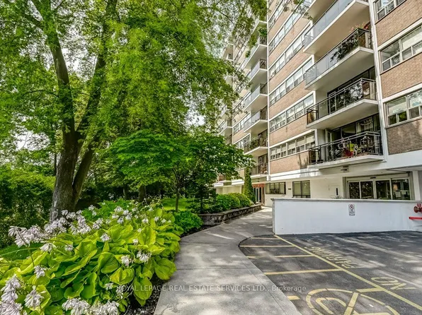 212 Kerr St #404, Oakville, ON L6K 3B1