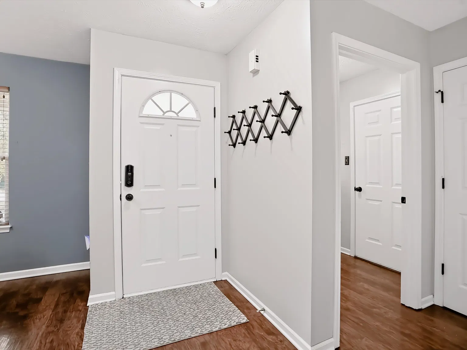 3 bed, 1998 sqft, $2,100 — Photo 4