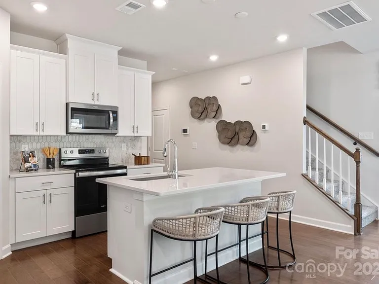 1652 Village Grove Ln — Photo 2