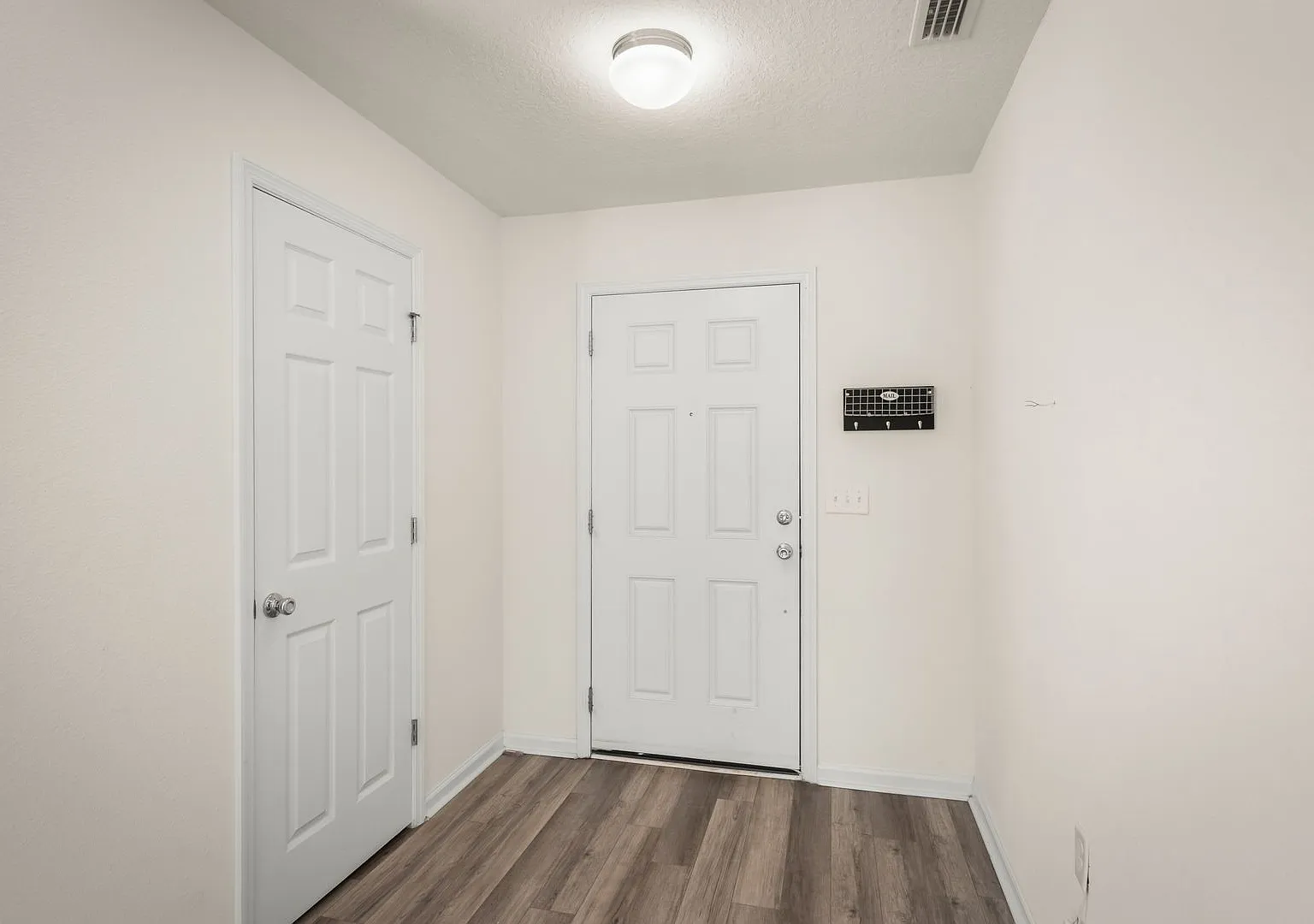 Extraordinary Cul-de-sac Home For Rent — Photo 3