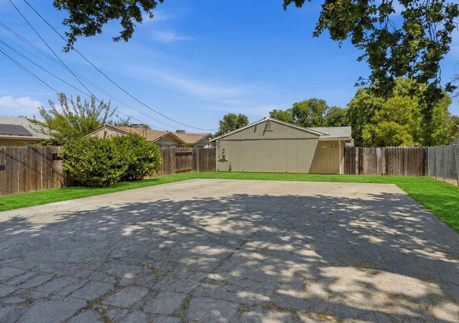 This bright and charming 3 Bedroom 2 bathroom Duplex in Sacramento with Move in special — Photo 1