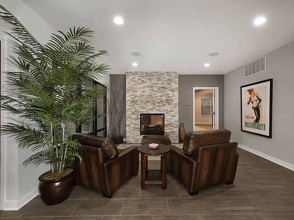 Wells Street Station Apartments Leasing Office Lounge Area