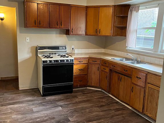 3rd image of 815 W Superior St