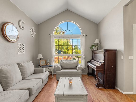 3rd image of 105 Amanda Ct