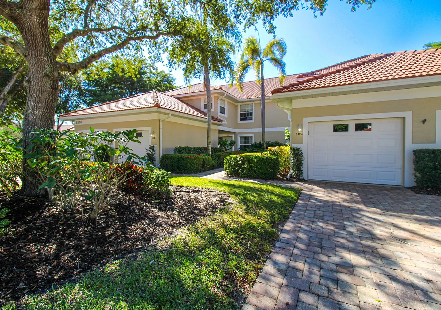 Beautiful** First-Floor Condo In The Heart Of North Naples Seasonal Rental — Photo 2