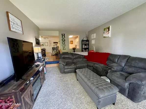 815 Duke Drive #422, Grand Forks, ND 58201