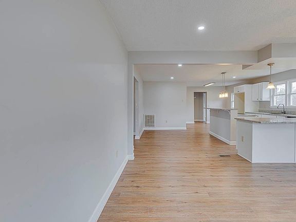 4th image of 722 N Church St