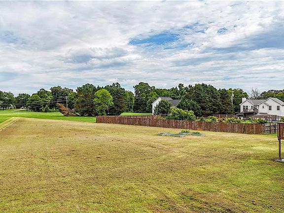 5th image of 137 Terry Ln