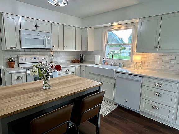 4th image of 21 Fairlane Dr