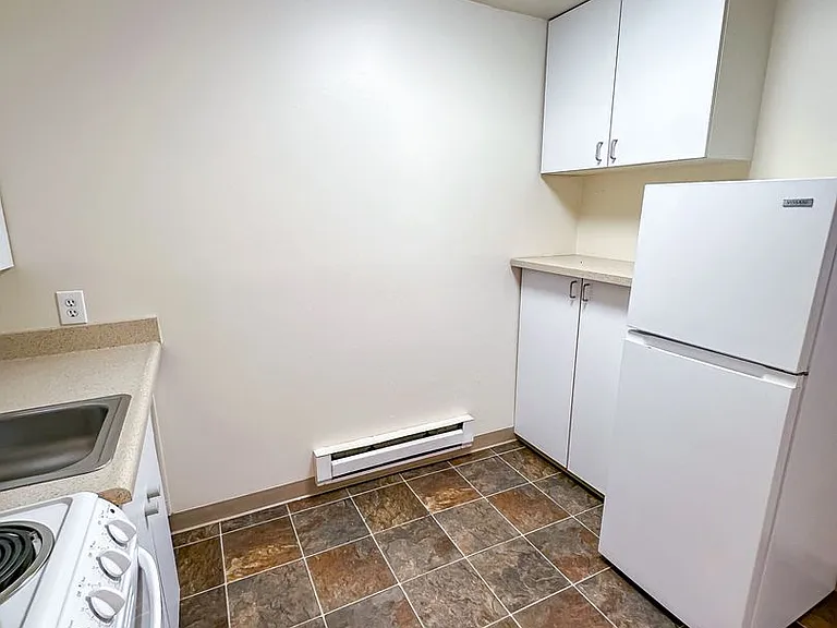 Belmont Roy Apartments — Photo 8