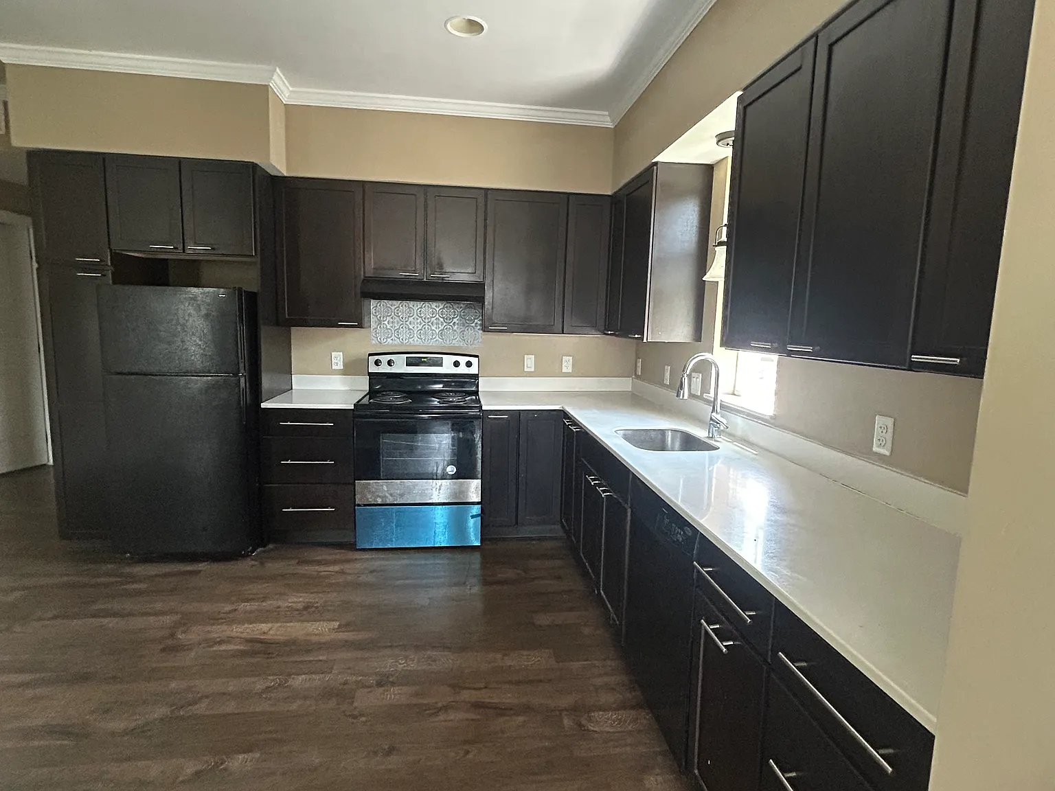 3 bed, 1.5 bath, $2,213 — Photo 3