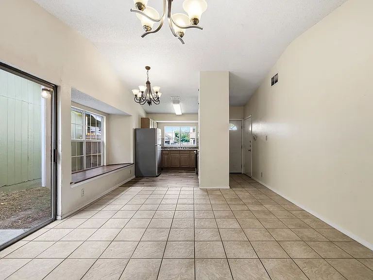 9707 Valley Crst — Photo 5