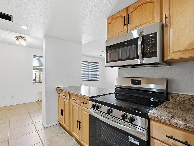 1017 E Redfield Rd — Photo 4