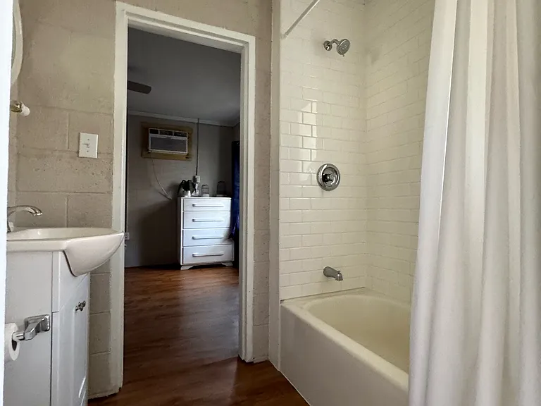402 S Holly St #J — Photo 15