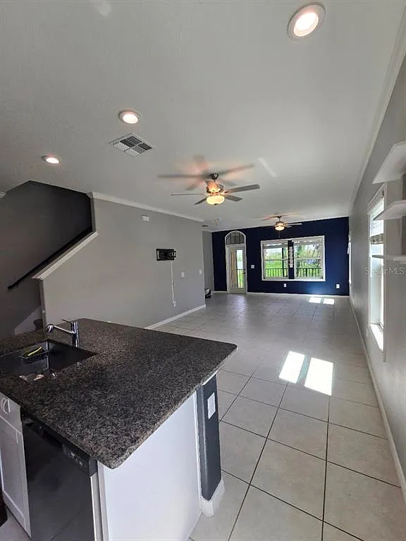 3 bed, 3.0 bath, 2004 sqft, $3,100 — Photo 4