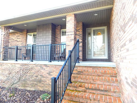 2nd image of 894 Laurel Cir