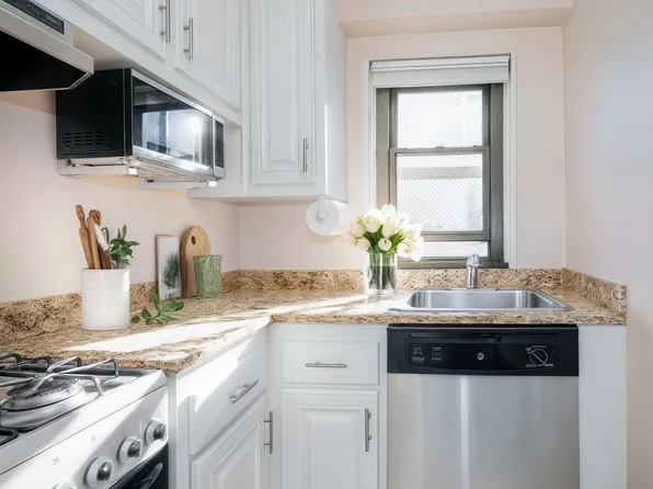 220 East 57th Street image 10 of 18