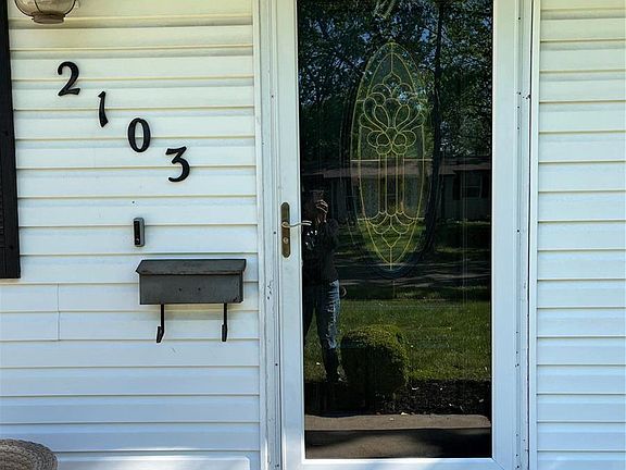 3rd image of 2103 Aristocrat Dr