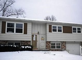 1705 Davenshire Dr, Bettendorf, IA