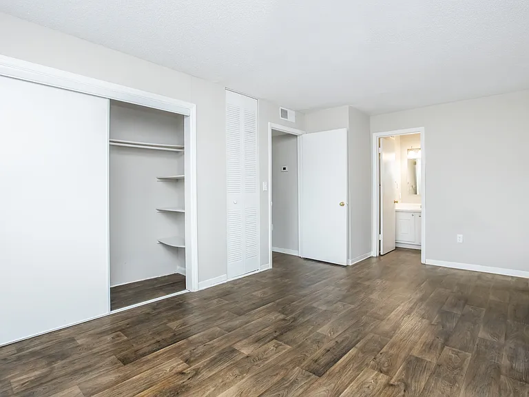 Meadowbrook Apartments — Photo 19