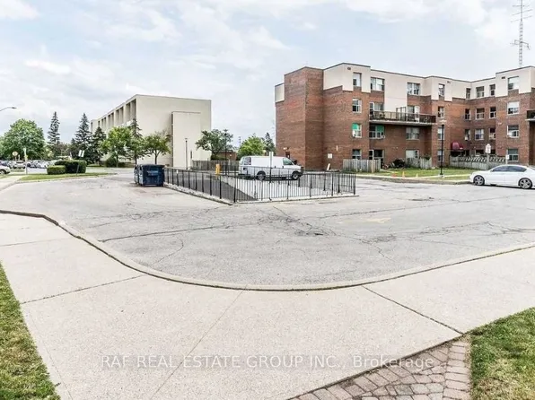 1055 B Forestwood Dr #126, Mississauga, ON L5C 2T8