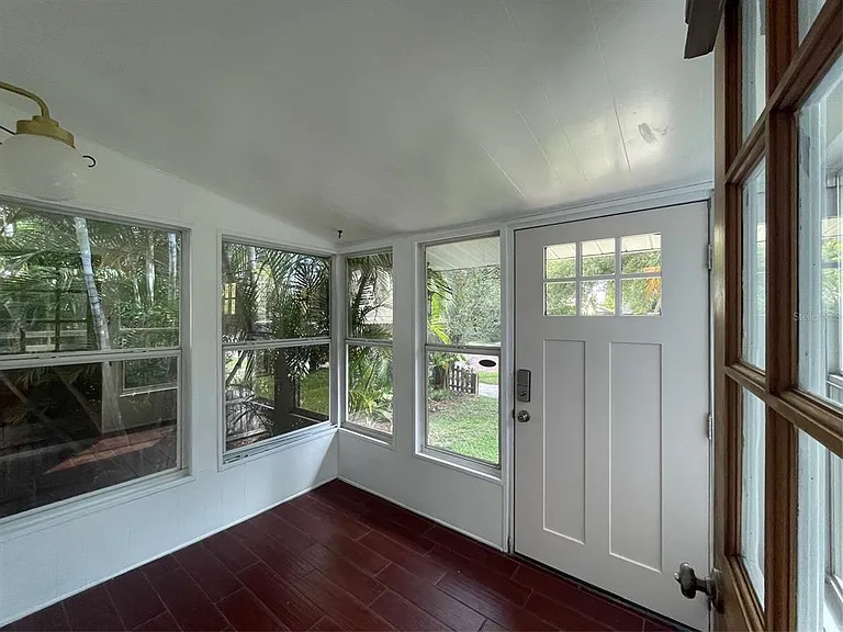 4221 Burlington Ave N — Photo 11