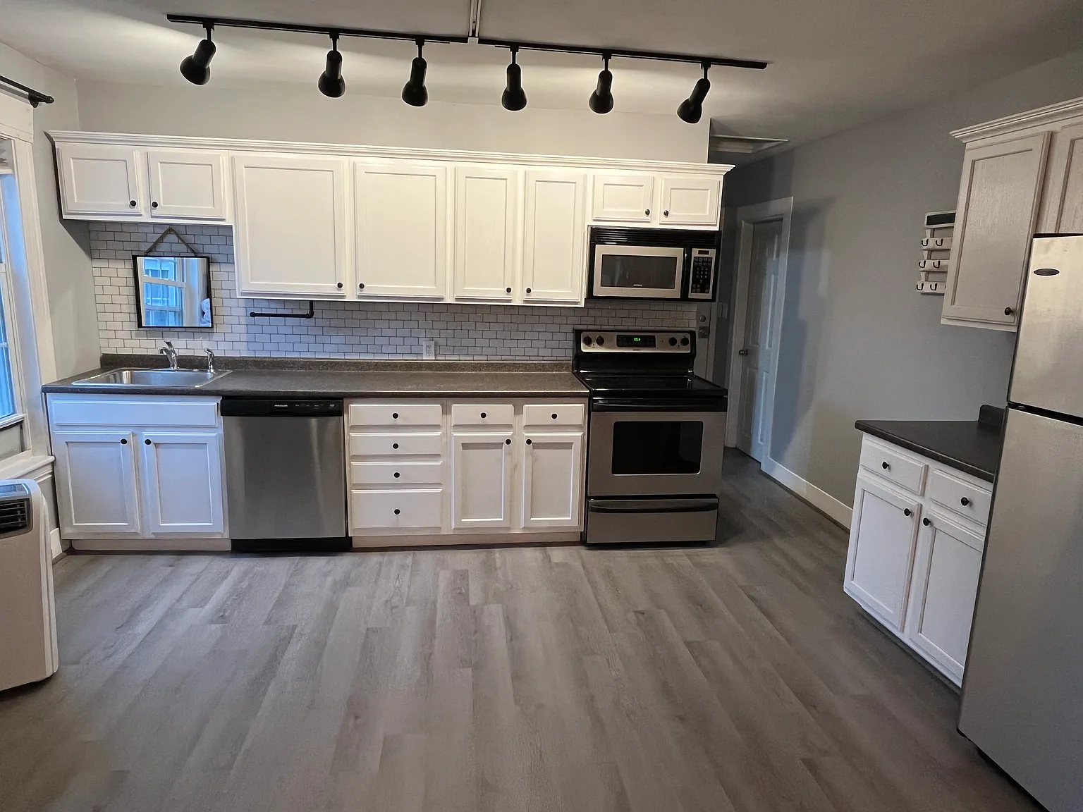2 bed, 1020 sqft, $2,100 — Photo 2