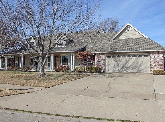 Spacious driveway and 2 car garage