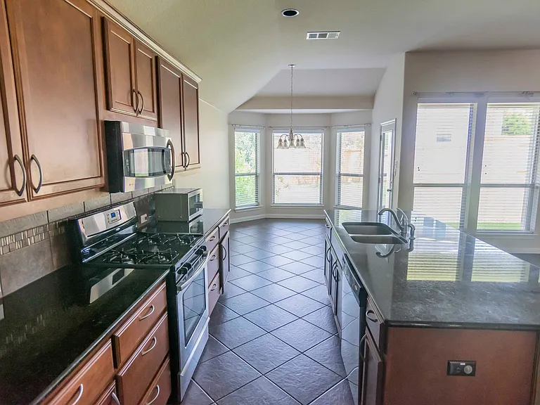 2542 Ravenwood Dr — Photo 6