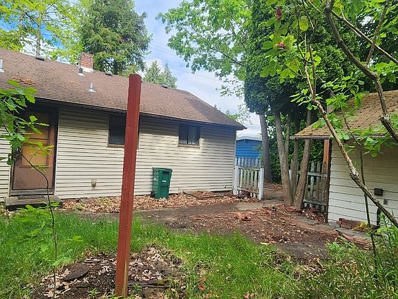 3rd image of 16824 Des Moines Memorial Drive S