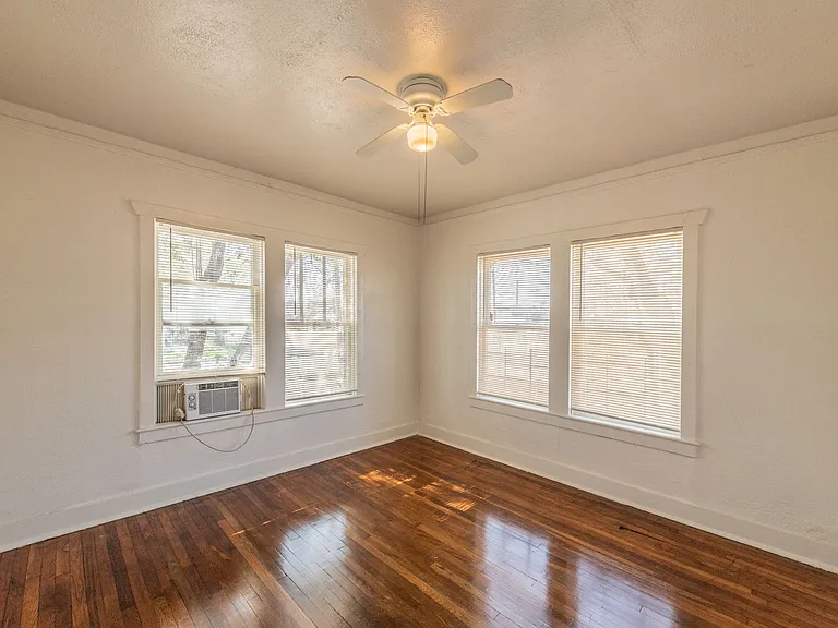 631 E Ashby Pl — Photo 3