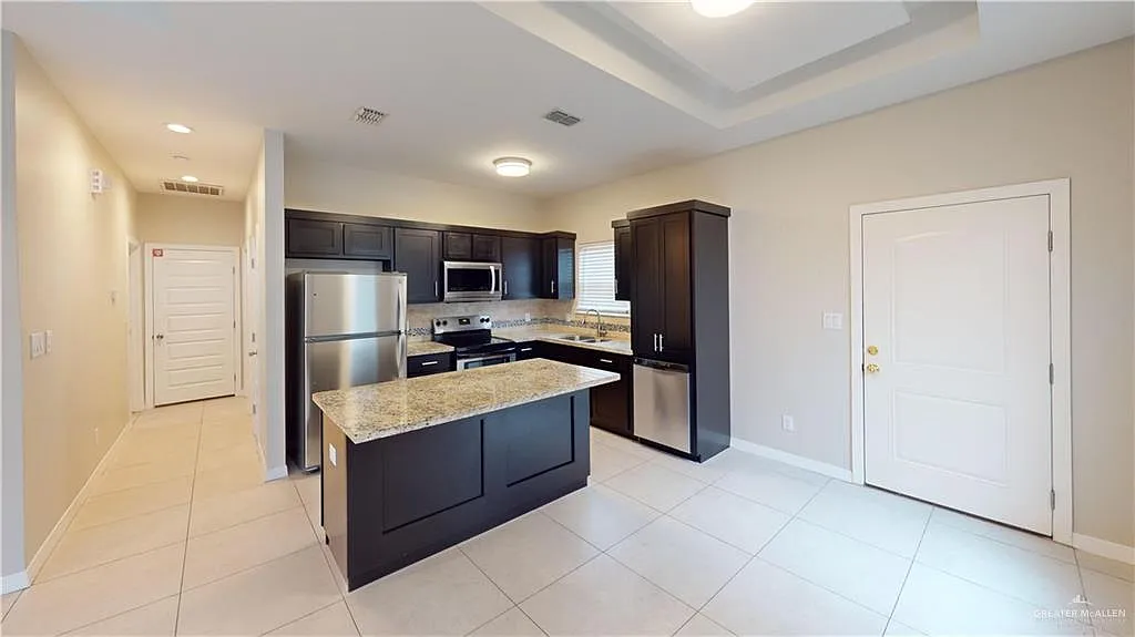 3 bed, 2.0 bath, 975 sqft, $1,250 — Photo 2