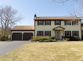 68 Longmeadow Dr, Delmar, NY 12054