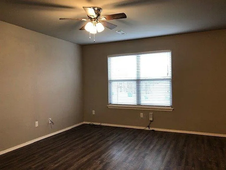600 SW Loudon Dr #1 — Photo 3