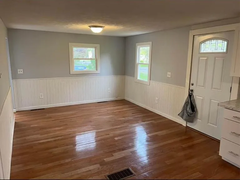 6181 Lakeshore Rd — Photo 4
