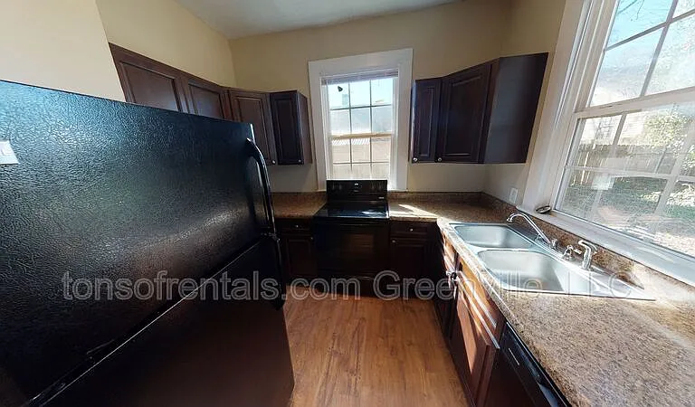 304 Shaw St — Photo 4